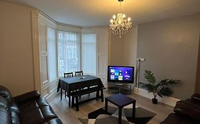 Arthurs Hill Newcastle, Free Parking Fully Equipped Kitchen 4 Bedrooms, Near City Centre
